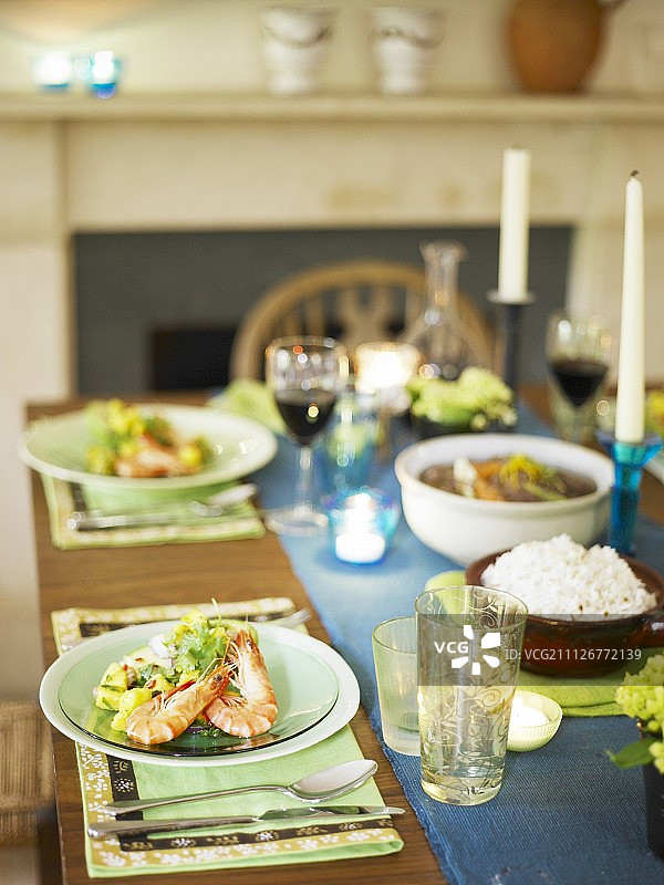 摆满开胃菜和红酒杯的餐桌图片素材