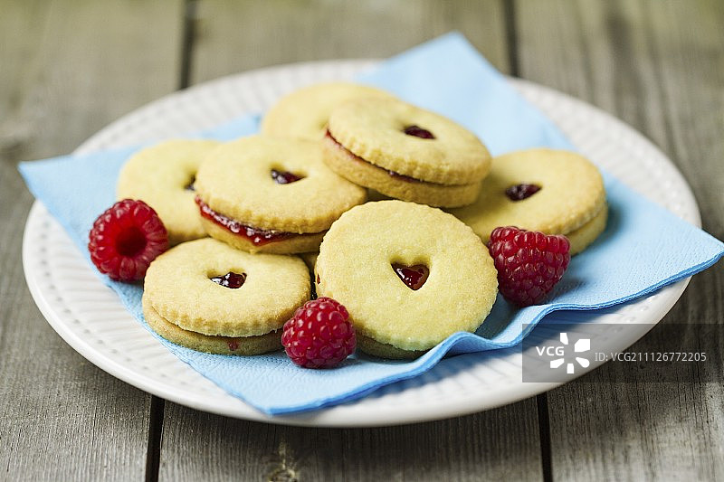 新鲜的自制果酱夹心饼干图片素材