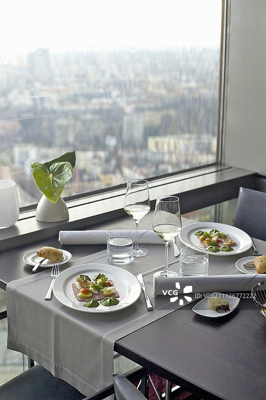 餐厅桌上优质的白煮牛肉图片素材