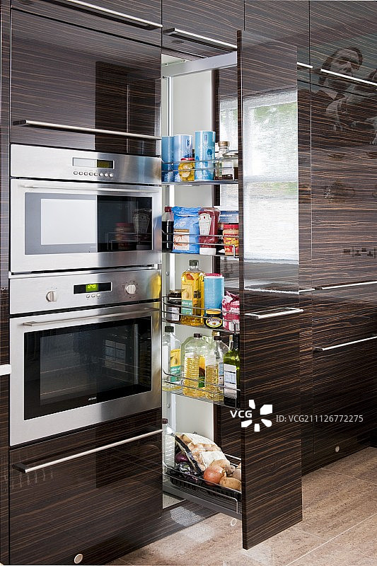 现代厨房中闪亮的精美木质前板图片素材