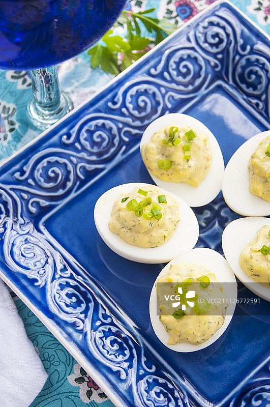 蓝色盘子上的魔鬼蛋图片素材