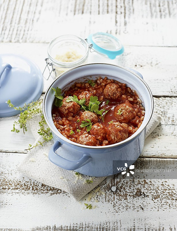 小牛肉饺子配Ebly图片素材