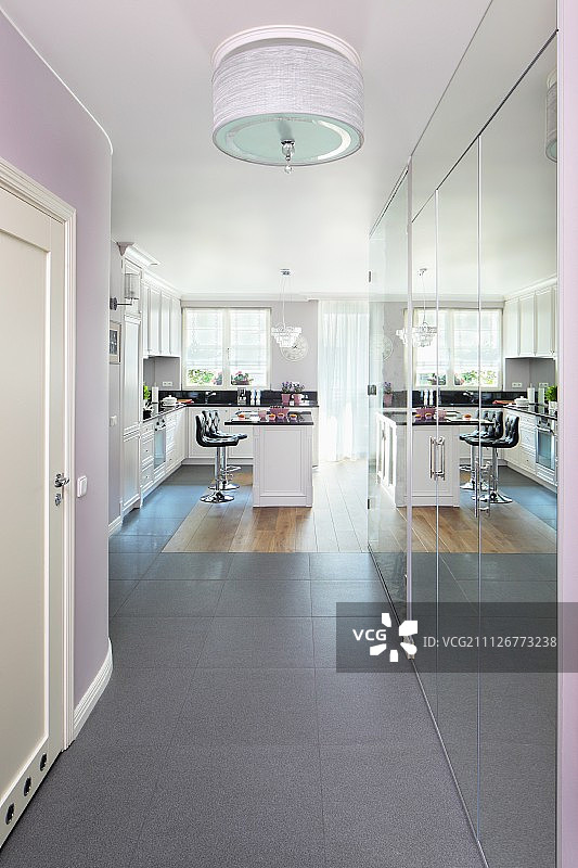 走廊一角：开放式黑白厨房的早餐吧图片素材