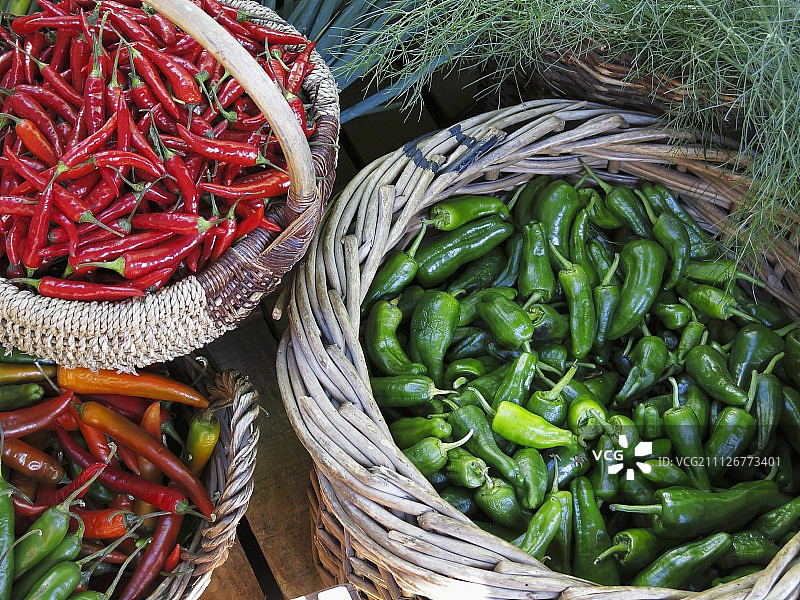 篮子里的各种辣椒图片素材