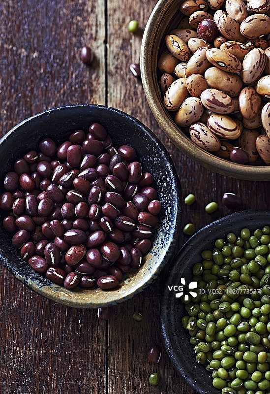 碗里的红豆、绿豆和博洛蒂豆图片素材