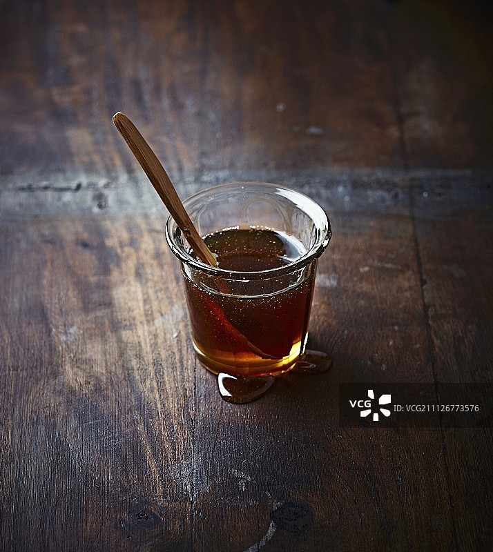 玻璃杯中的蜜瓜蜂蜜和勺子图片素材