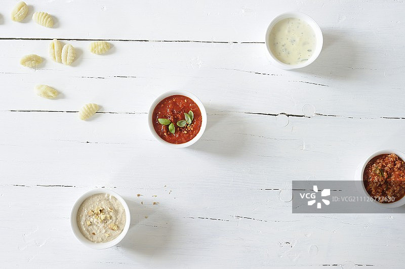 四种不同的意大利面疙瘩酱图片素材