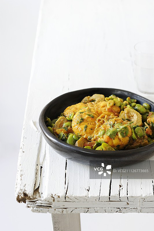 蚕豆塔吉锅炖鱼图片素材