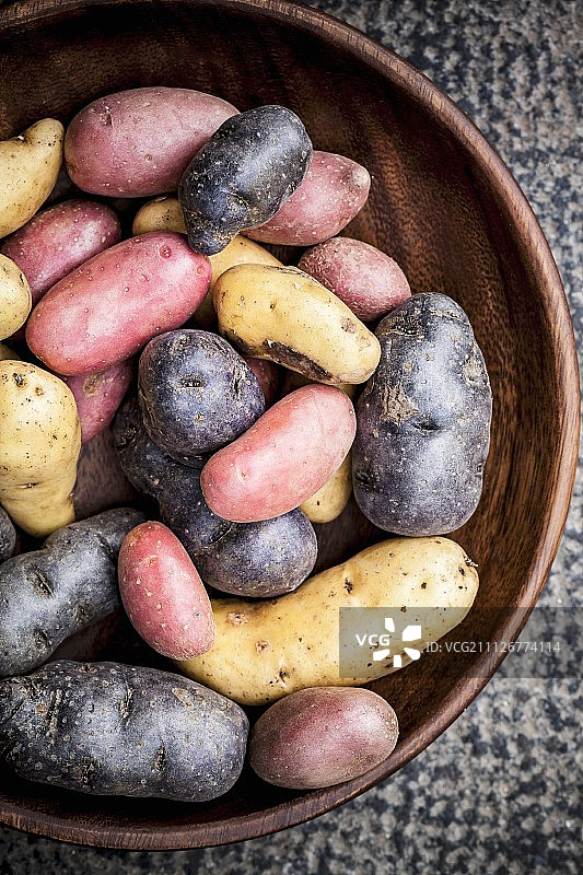 木碗中各种各样的土豆图片素材