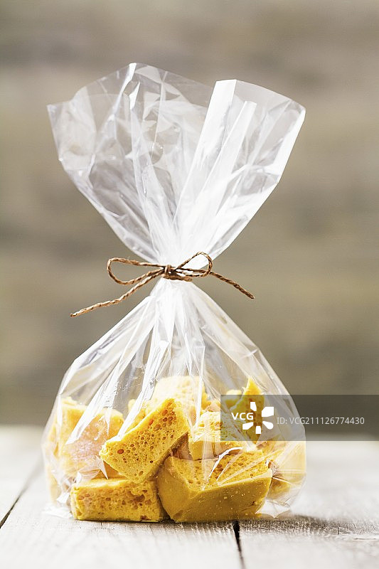 玻璃纸袋装蜂巢，英格兰图片素材