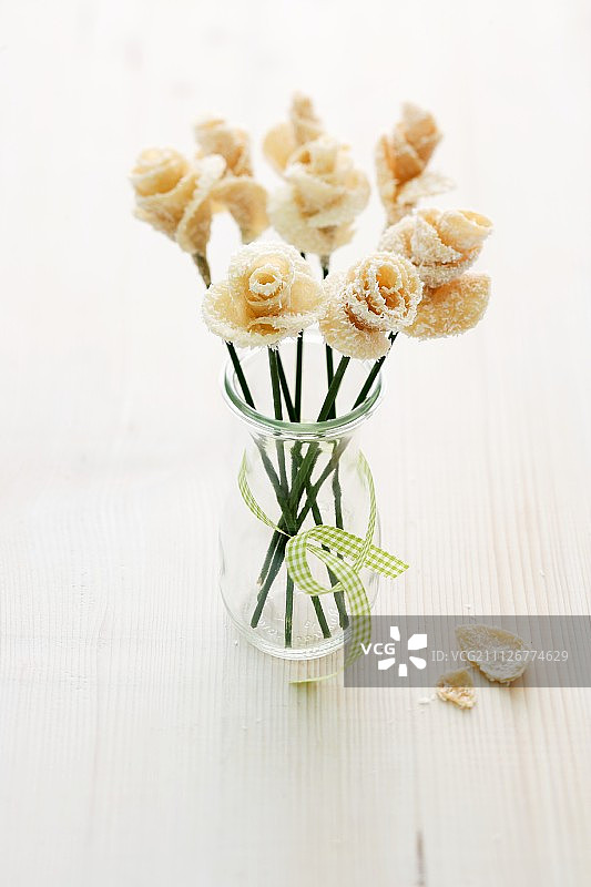 生日礼物：酥脆的糖玫瑰图片素材