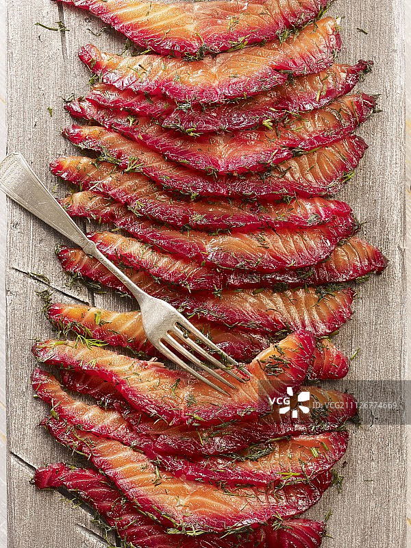 木板上的甜菜根腌制三文鱼图片素材