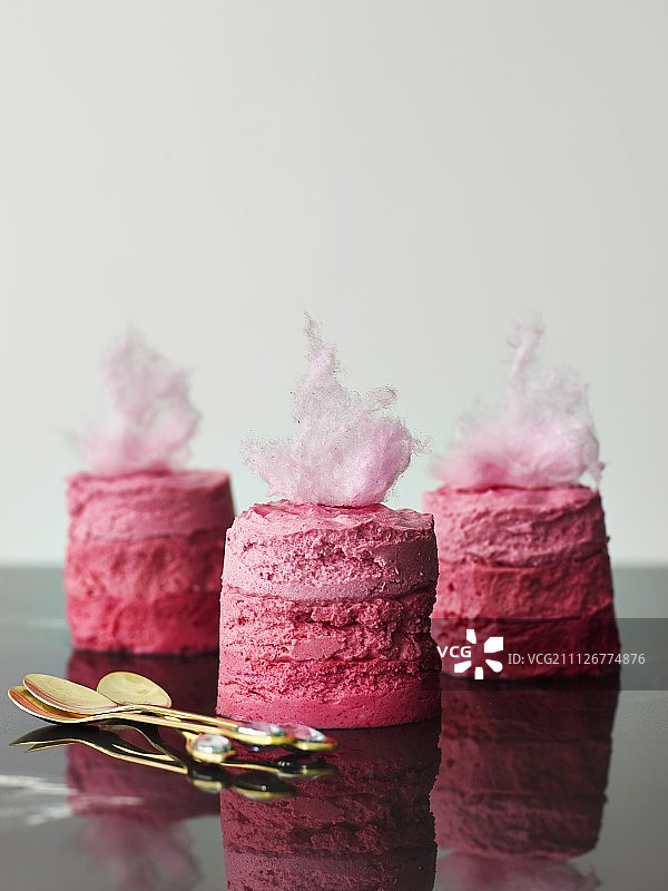 用棉花糖装饰的覆盆子慕斯图片素材