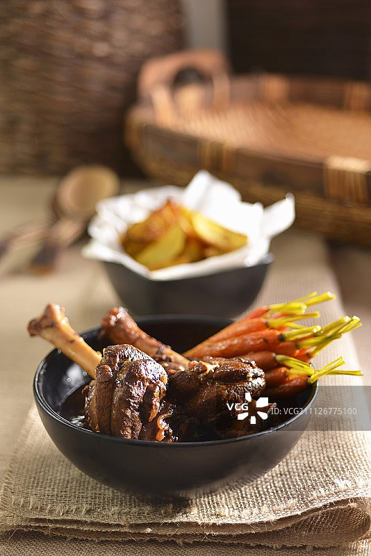 配焦糖小胡萝卜的羊腿（摩洛哥）图片素材
