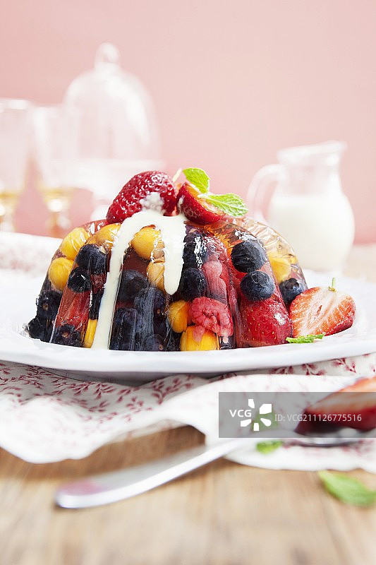 浆果香槟果冻配香草酱图片素材