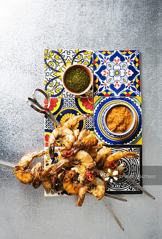 鸡肉和虾串配蘸酱图片素材