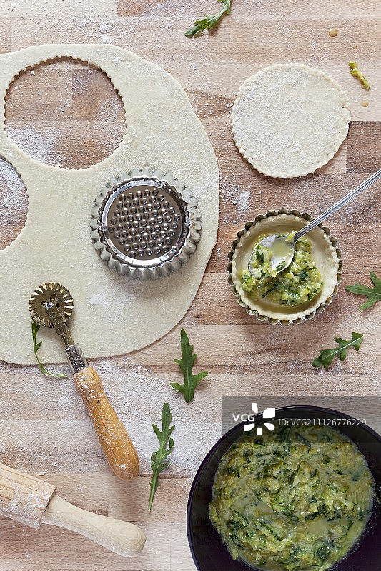韭葱和芝麻菜奶油馅饼图片素材