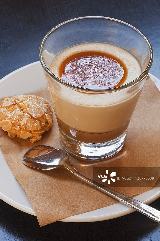 奶油糖果布丁配杏仁饼干图片素材