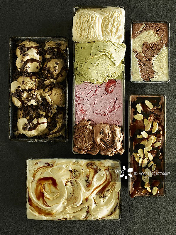 金属容器中各种口味的冰淇淋图片素材