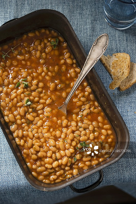 烤盘里的烤豆图片素材