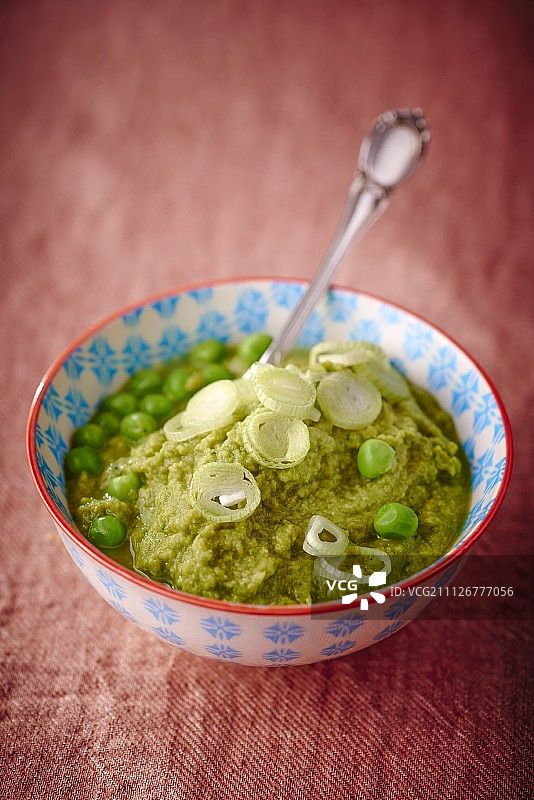豌豆泥配韭菜圈图片素材