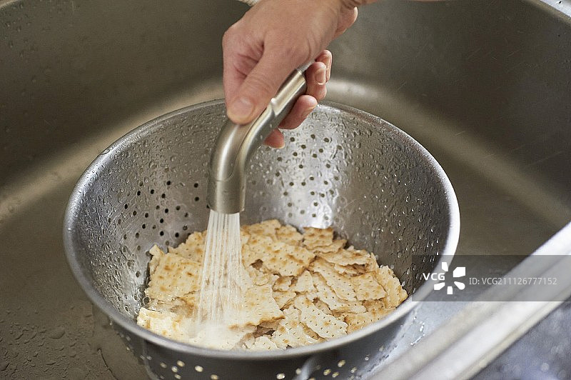 正在软化的Matzo面包图片素材