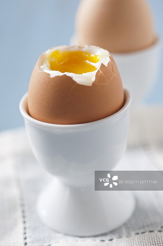 溏心蛋：一个切开，一个完整图片素材