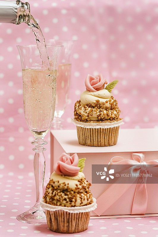 served with champagne图片素材