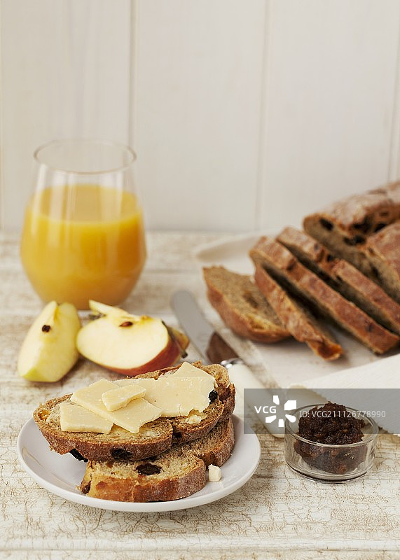 葡萄干面包配奶酪、苹果、无花果酱和果汁图片素材