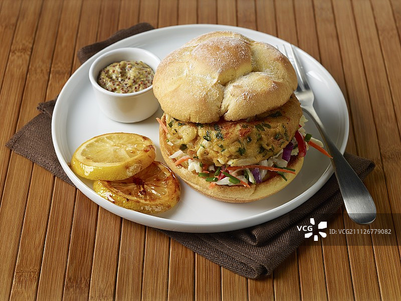 蟹肉饼和凉拌卷心菜三明治图片素材
