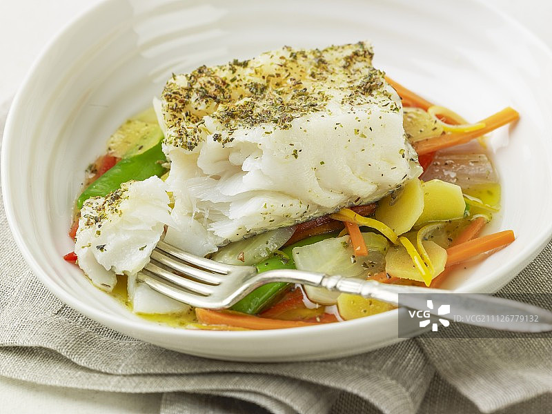 海鲈鱼配荷兰豆、姜和胡萝卜图片素材