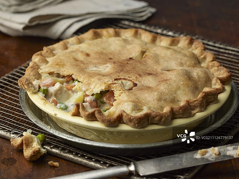 胡萝卜、豌豆和土豆鸡肉馅饼图片素材