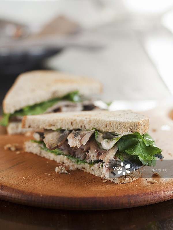 沙丁鱼、芝麻菜和蛋黄酱三明治图片素材