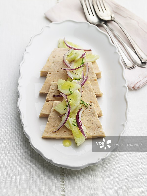 黄瓜红洋葱三文鱼慕斯图片素材