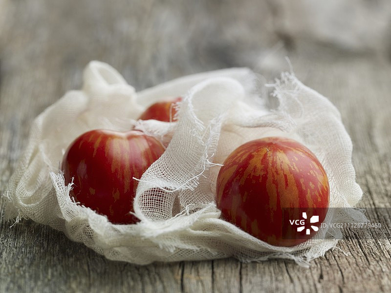 有机条纹番茄（纱布包裹）图片素材