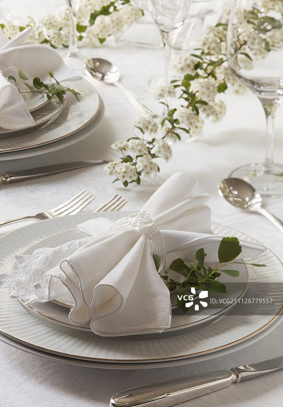 白色鲜花点缀的春季婚礼餐桌图片素材