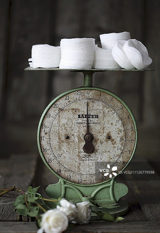旧厨房秤上的白色化妆棉图片素材