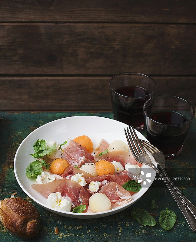 哈密瓜配意大利熏火腿和马苏里拉奶酪及红酒图片素材