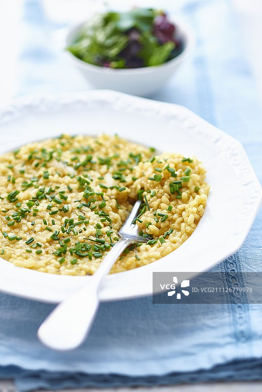 藏红花烩饭配韭菜图片素材