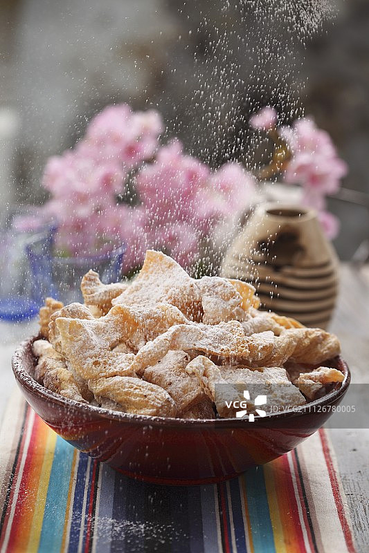 撒糖粉的炸面团拼盘图片素材