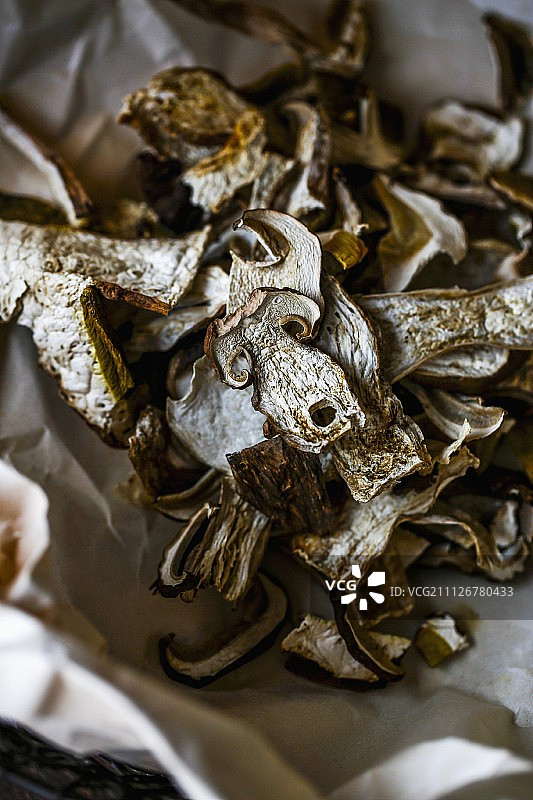 皱纹纸上的干牛肝菌图片素材