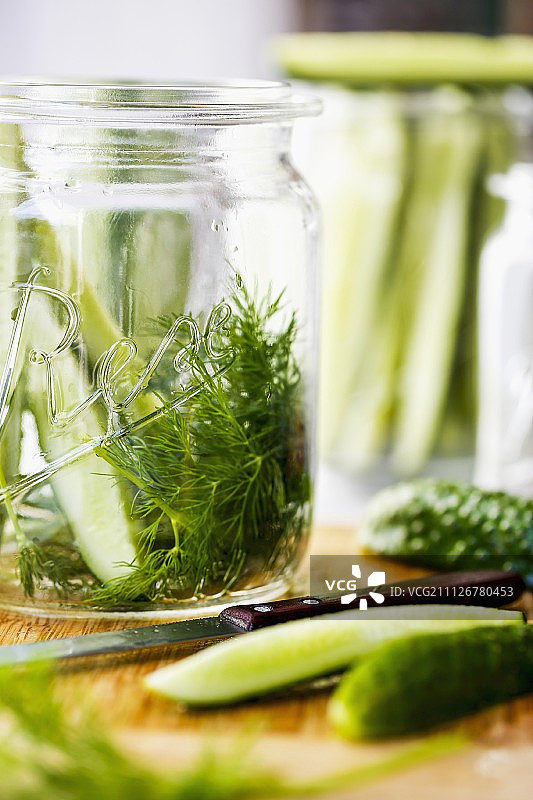 正在腌制的小黄瓜图片素材