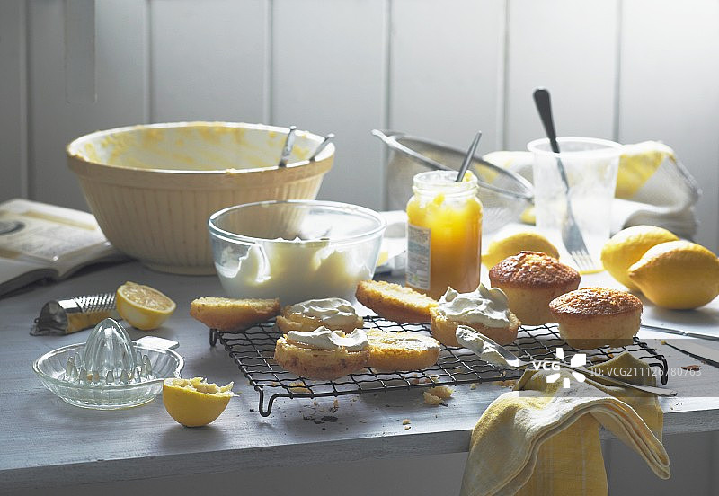 在凌乱的厨房桌子上制作柠檬奶油松饼图片素材