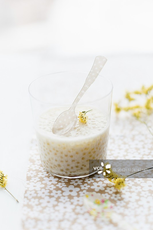 搭配黄色花朵的木薯布丁图片素材