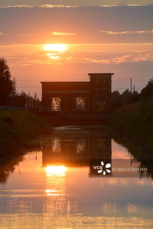 穆西莱迪皮亚韦的排水泵日落云彩图片素材