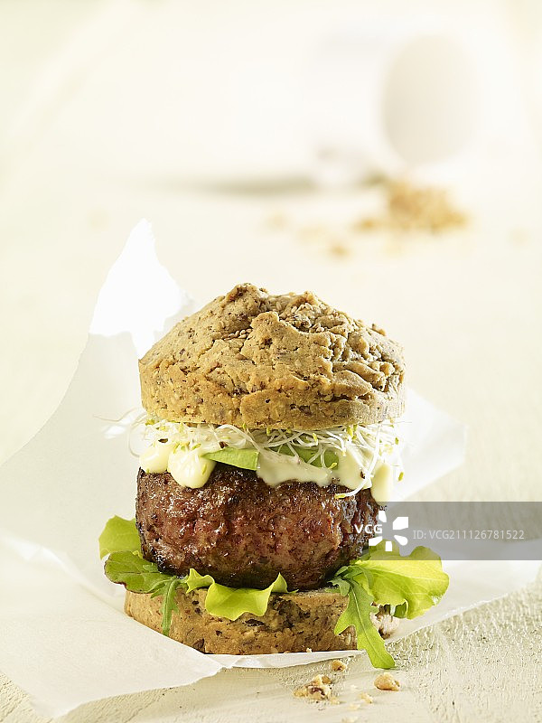 坚果麦芬上的牛肉汉堡图片素材