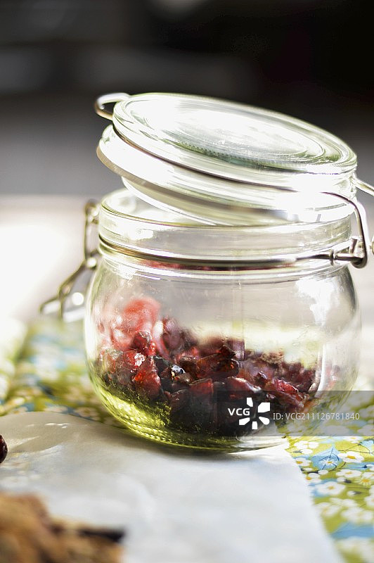蜜饯罐中的蔓越莓图片素材