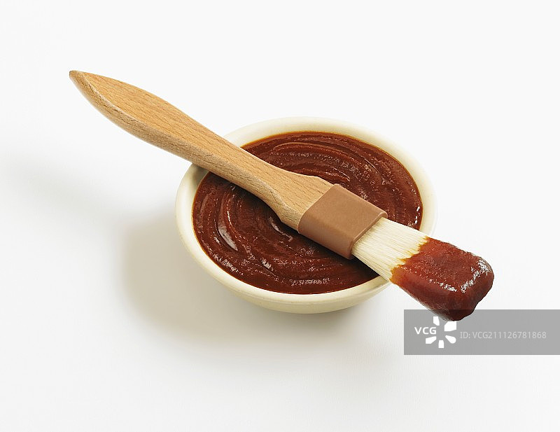 碗里的烤肉酱和刷子图片素材