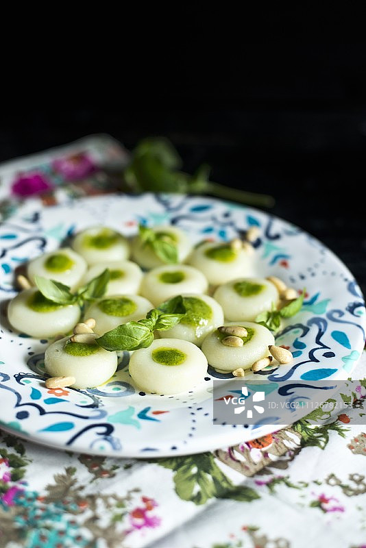波兰饺子配香蒜酱和松子图片素材
