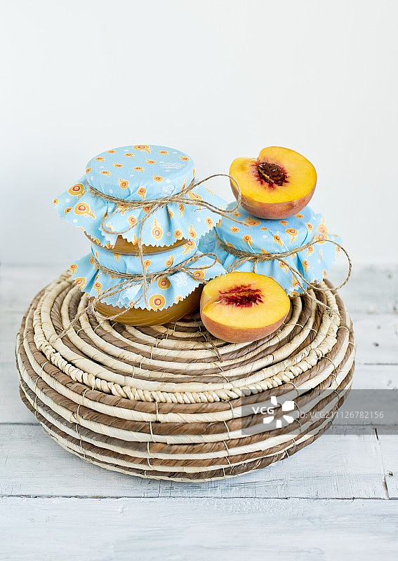 桃子酱和新鲜桃子图片素材